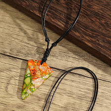 Fashionable diamond-shaped emperor stone natural stone necklace pendant jewelry accessory.